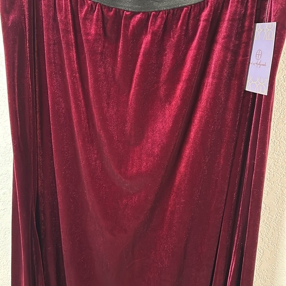 Hot in Hollywood Merlot Velvet Maxi Skirt Size 1X NWT - Picture 2 of 8